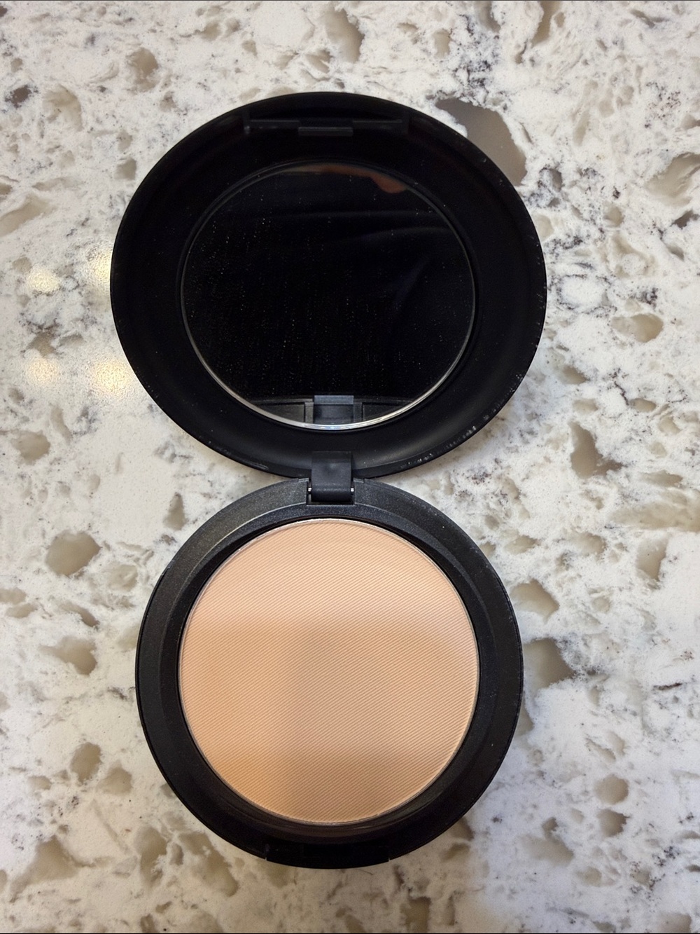 Rae and original MAC Cosmetics Studio Fix Powder Plus Foundation NW20 - Picture 2 of 3